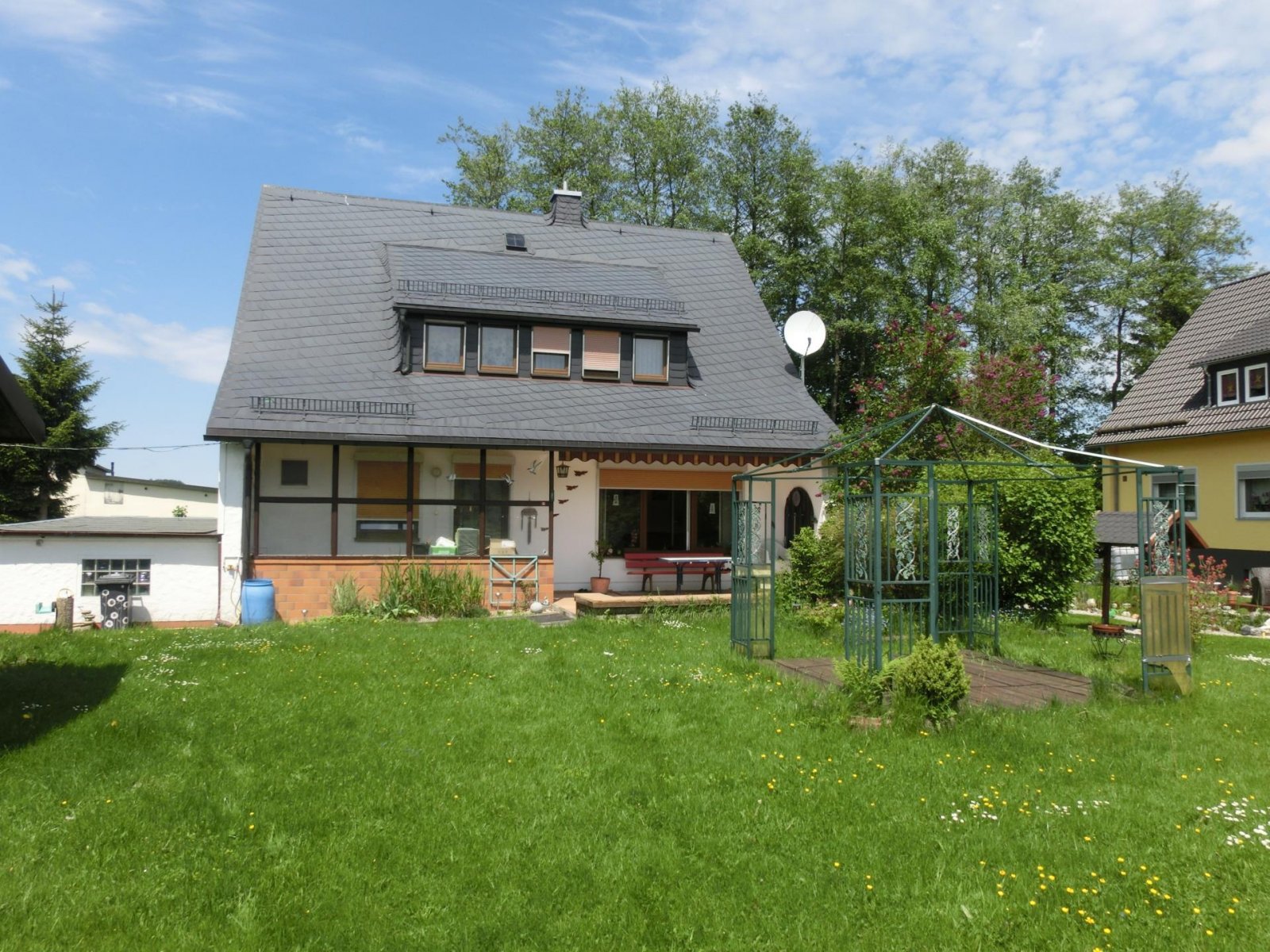 Stammbach: toprenoviertes Haus in ruhiger Wohnlage 