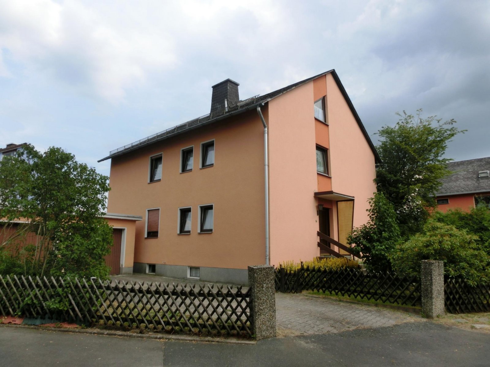Sparneck: Zwei- bis Dreifamilienhaus in ruhiger Wohnlage 