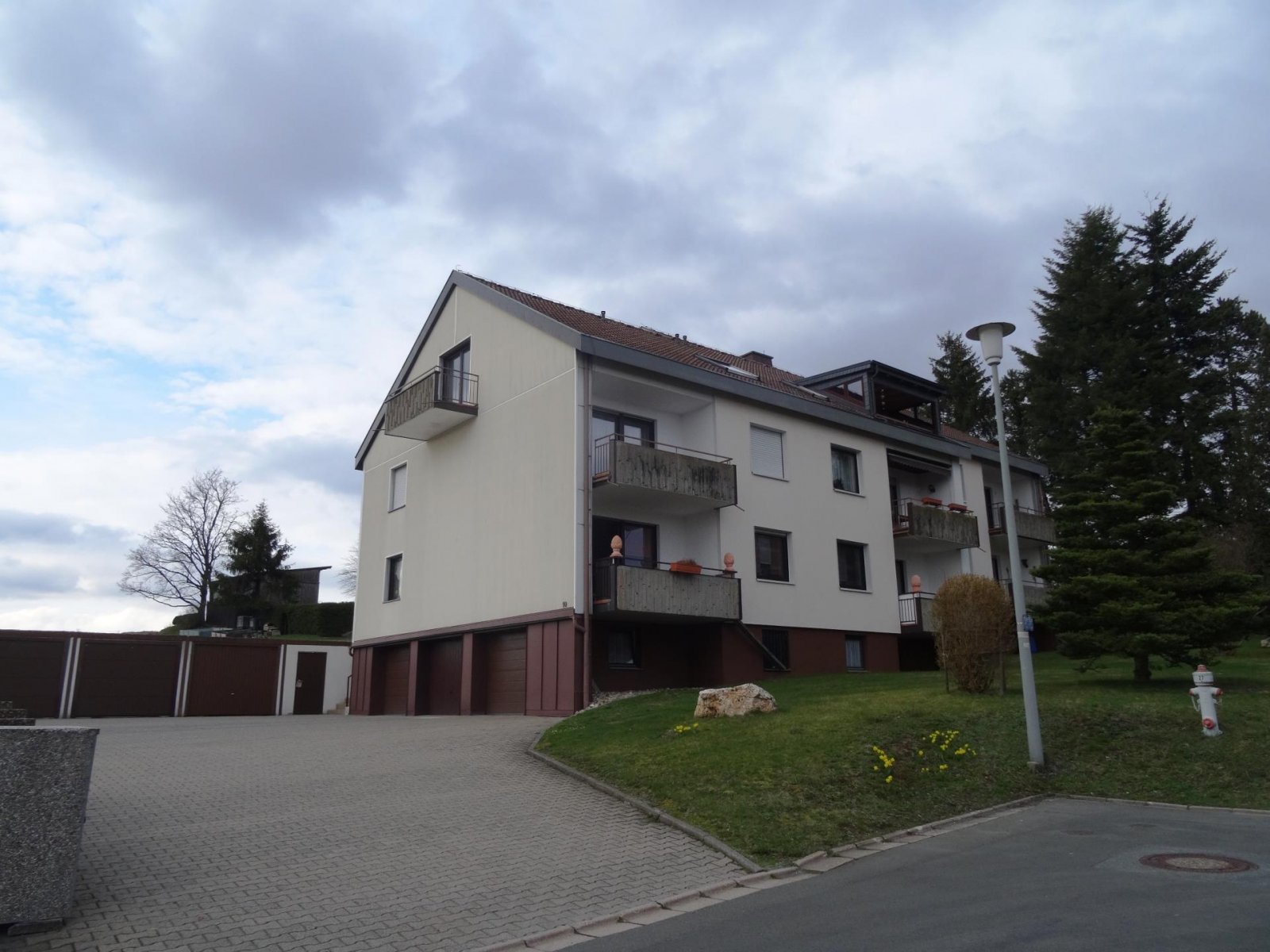 Bad Steben: Schnäppchen - Gemütliche Dachgeschosswohnung mit herrlicher Aussicht 