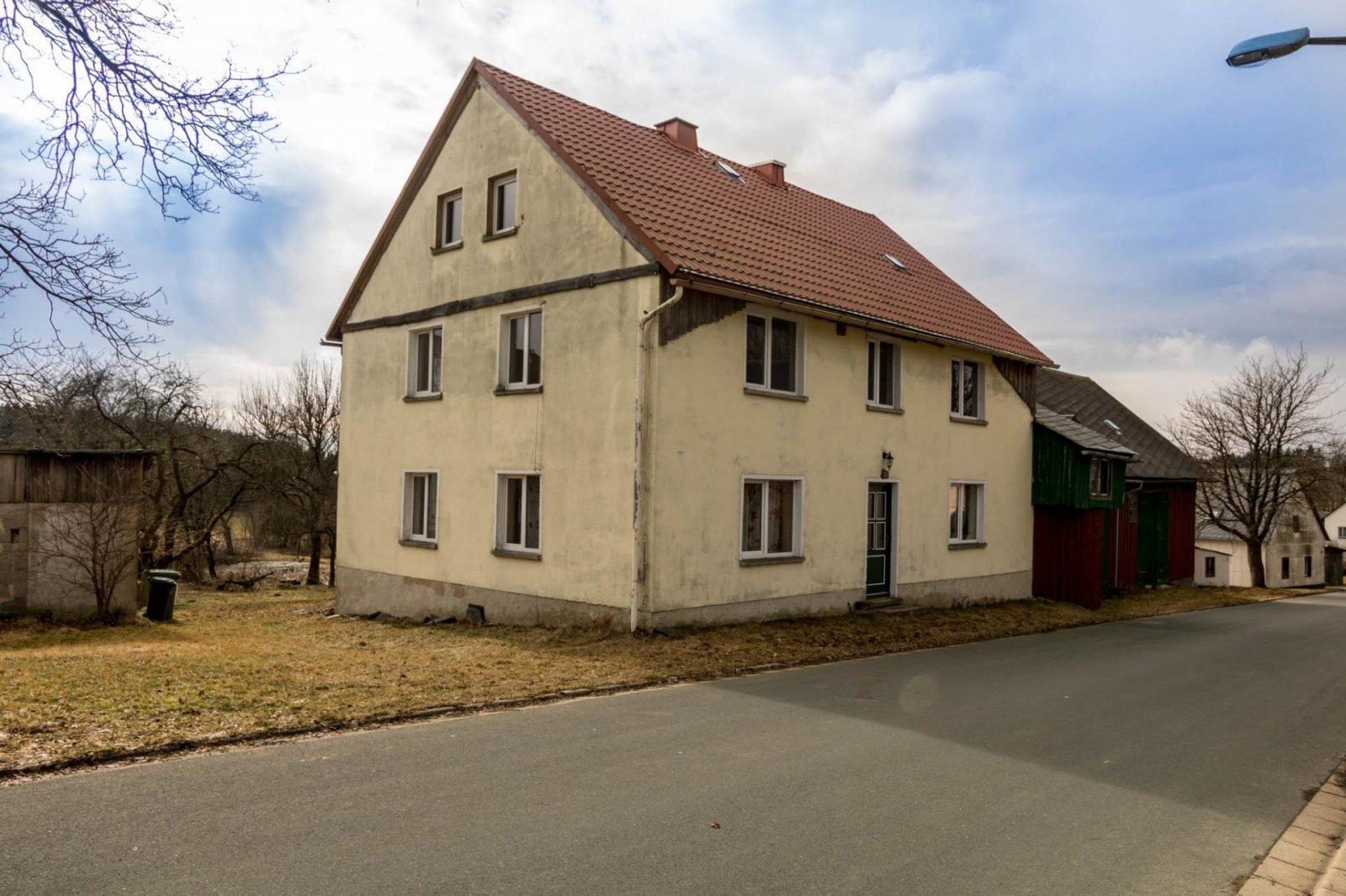 Geroldsgrün: Bauernhaus in idyllischer Lage mit Stall und großer Scheune 