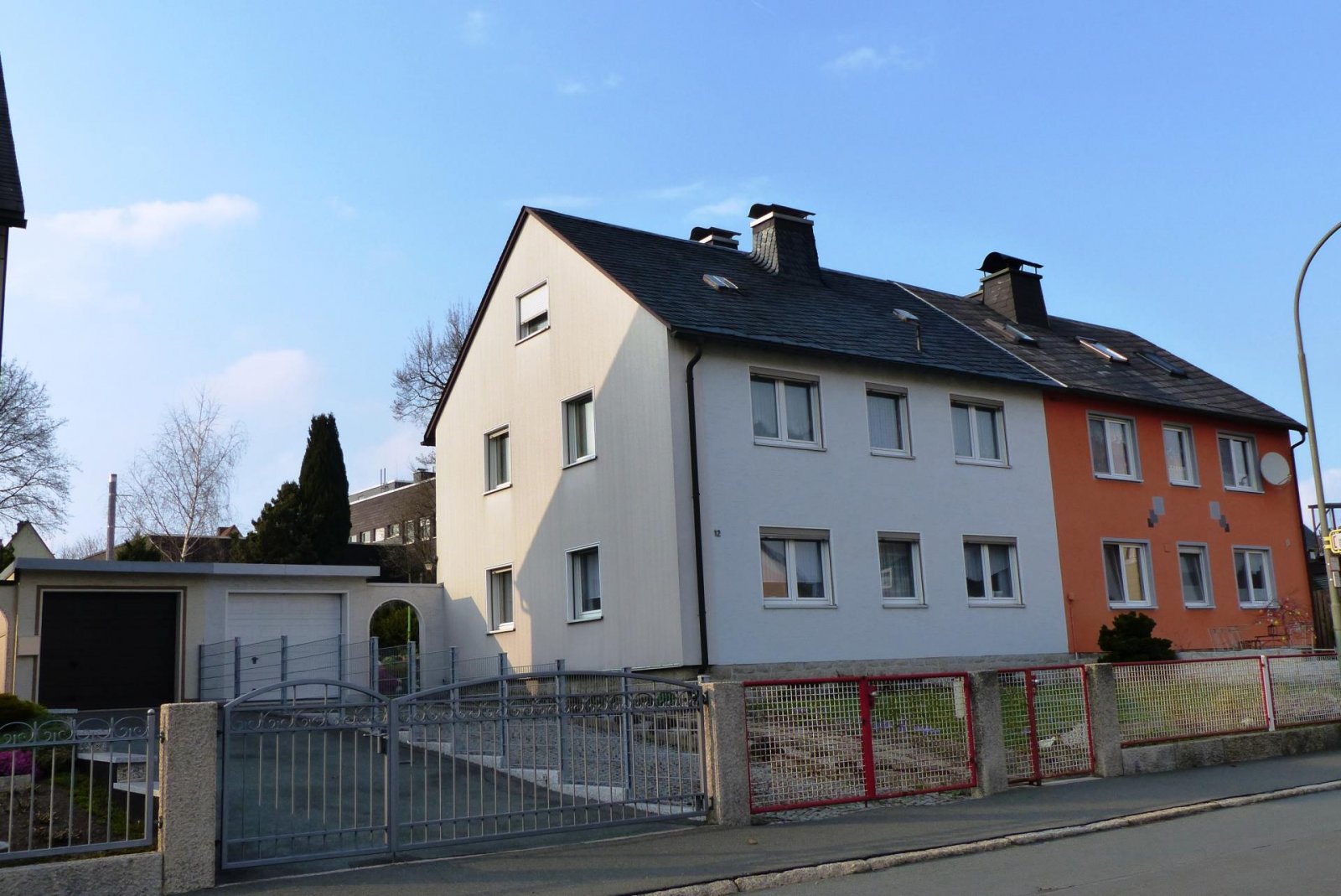 Münchberg: ... gepflegtes Zweifamilienhaus in ruhiger Wohnlage... 
