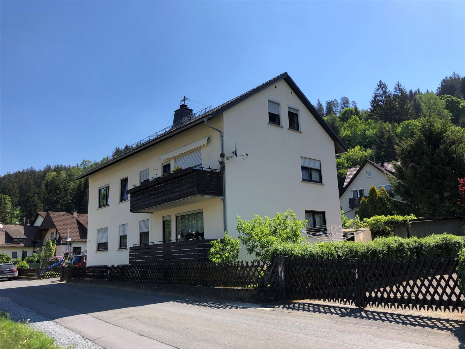 Steinwiesen: Ihr neues Zuhause? Gepflegtes Zwei- bis Dreifamilienhaus in Steinwiesen 