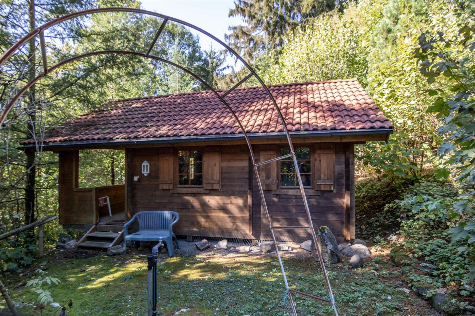 Geroldsgrün: Traumhafte Blockhütte im eigenen Park mit Teichen - Freizeitgrundstück 