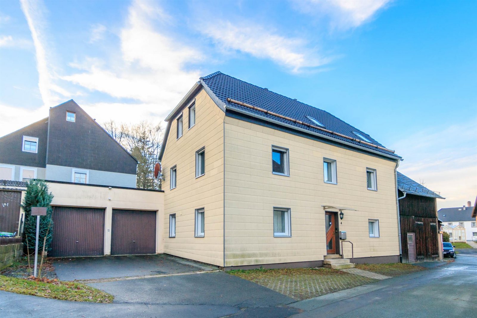Münchberg: Zweifamilienhaus mit zusätzlich zwei Ein-Zimmer-Appartments in Münchberg 