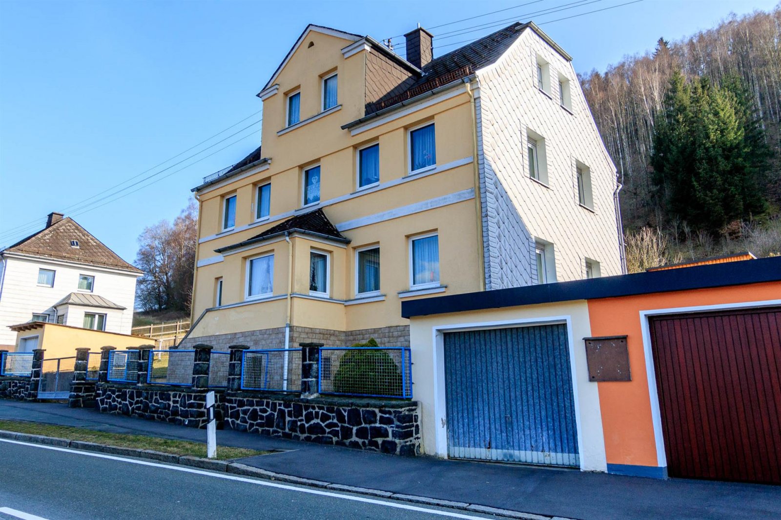 Issigau: Ein- bis Zweifamilienhaus mit Blick über die Saaleauen 