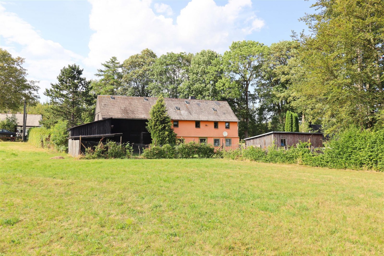 Naila: Fast Alleinlage - ehemaliges Bauernhaus mit viel Land und Wald 