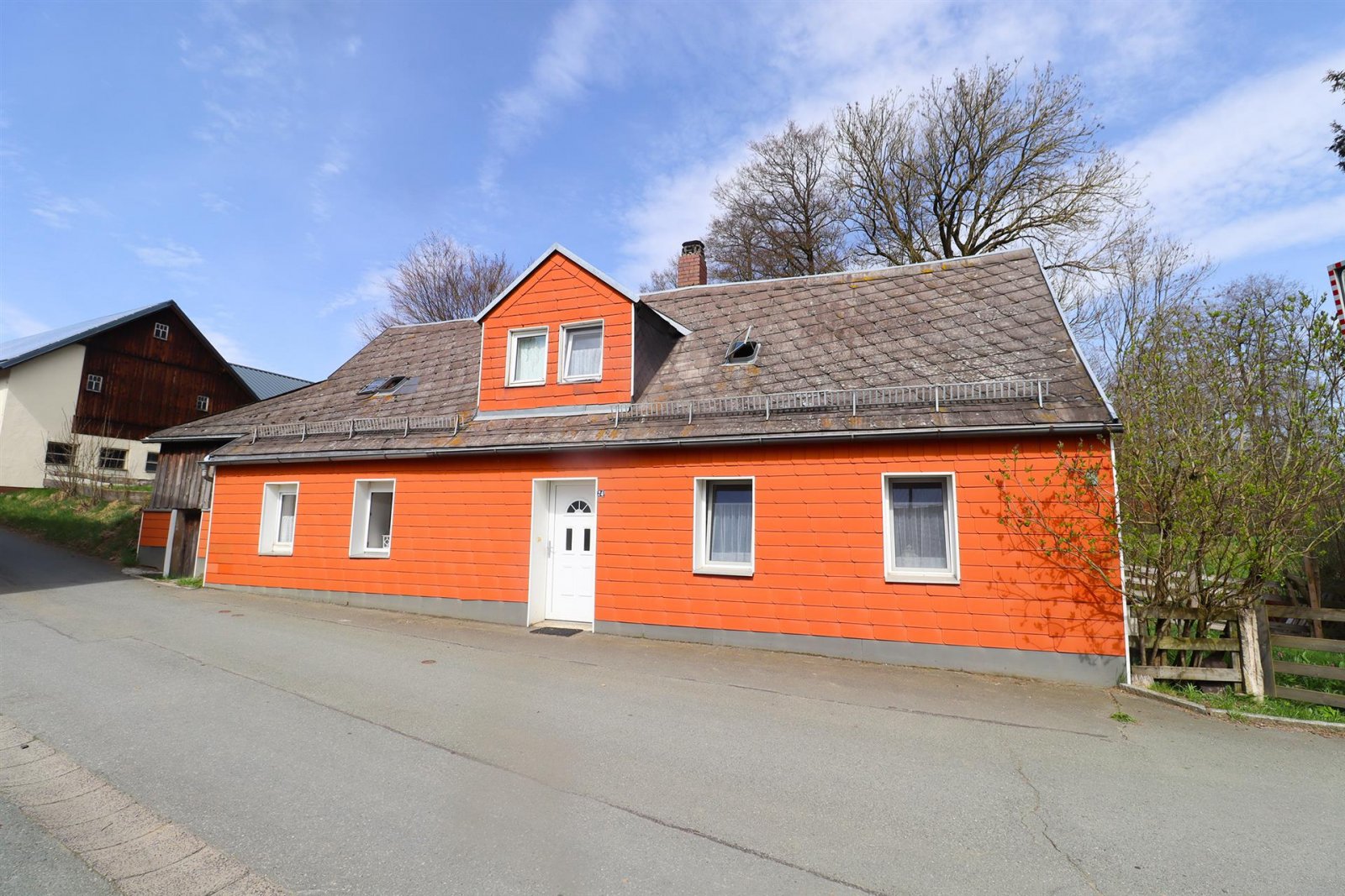 Stammbach: ... Häuschen in ruhiger Lage... 