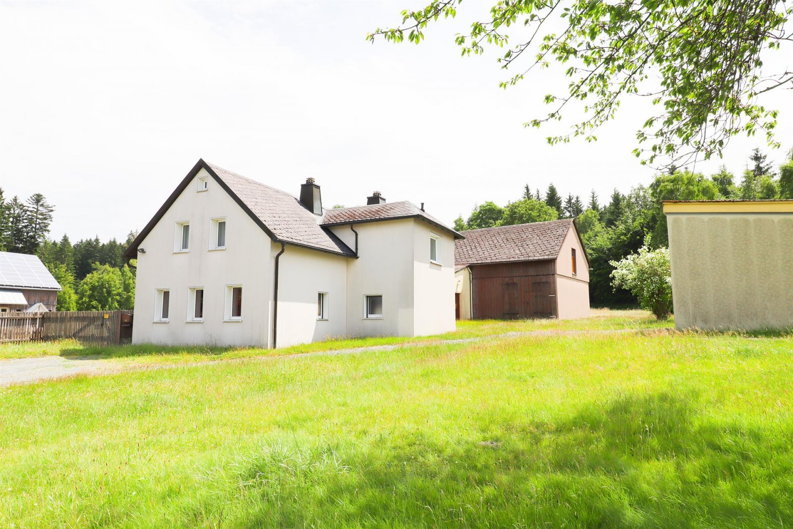 Zell: ... ab auf`s Land... Wohnhaus mit großen Nebengebäuden... 