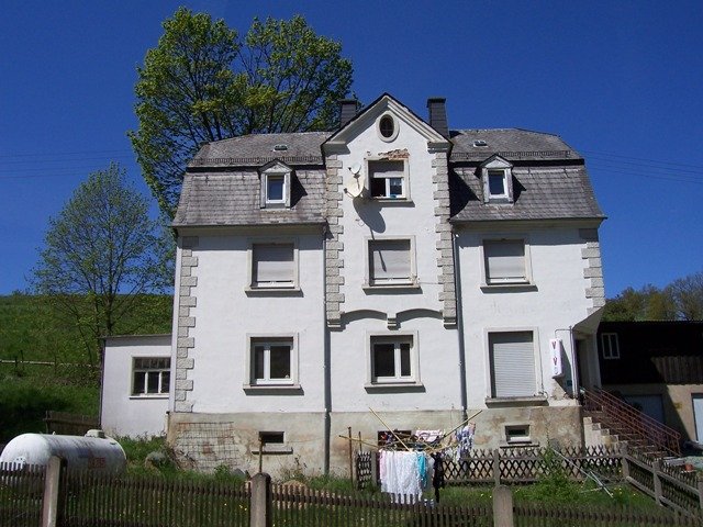 Berg: Dreifamilienhaus Nähe Hof 