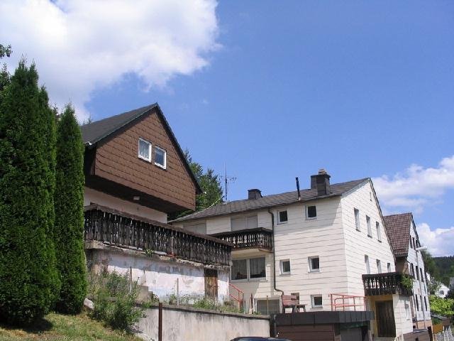 Schwarzenbach am Wald: familiengerechtes Wohnhaus mit Nebengebäude 