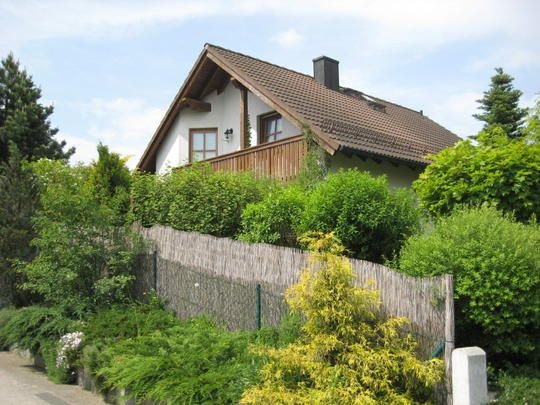 Berg: Einfamilienhaus im Landhausstil 